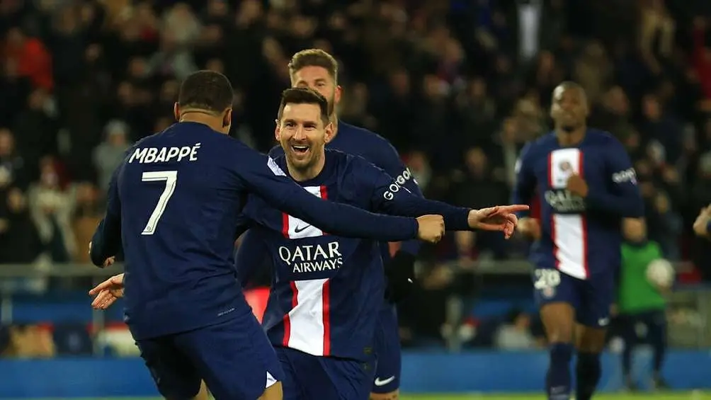 Messi y Mbappe celebrando gol del PSG
