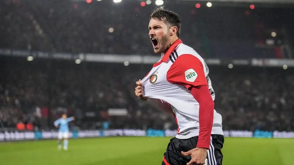 Santiago Giménez marcó doblete en partido amistoso; solo jugó medio tiempo