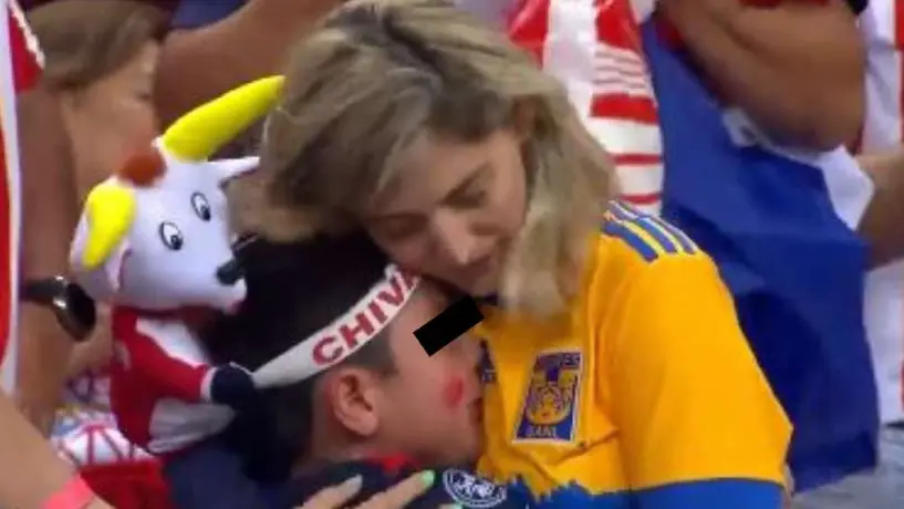 ¡Eso es futbol! Aficionada de Tigres consuela a su hijo seguidor de Chivas tras la derrota