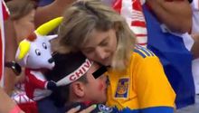 ¡Eso es futbol! Aficionada de Tigres consuela a su hijo seguidor de Chivas tras la derrota