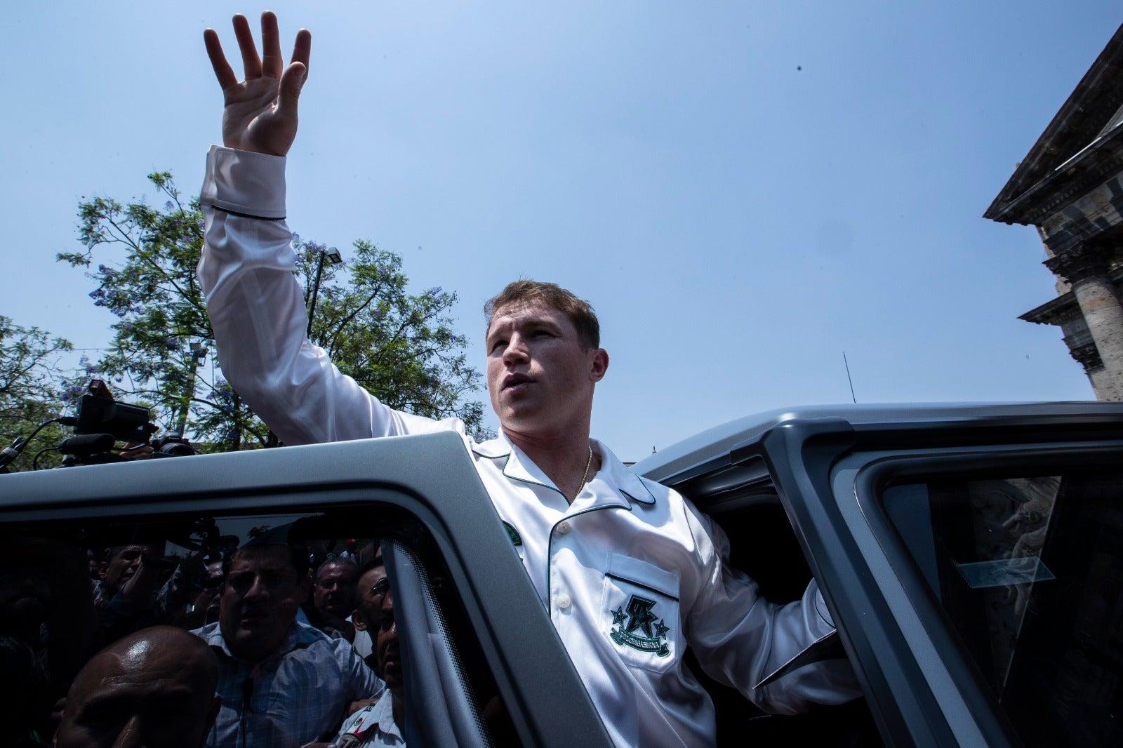 Canelo Álvarez saludó a los fans en Guadalajara