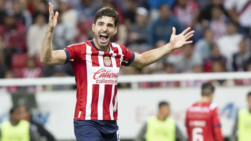 Chivas: Pollo Briseño sufre lesión muscular y será baja del Rebaño por lo menos un mes
