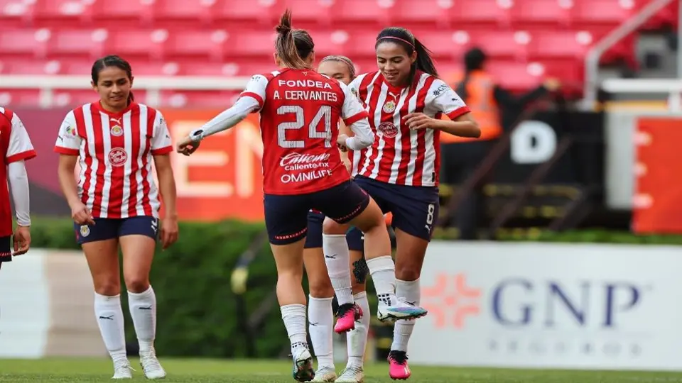 Caro Jaramillo y Licha Cervantes recrean festejo de Omar Bravo con Venado Medina