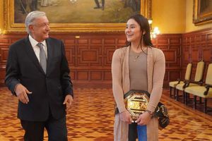 AMLO recibe a la campeona de UFC Alexa Grasso en el Palacio Nacional