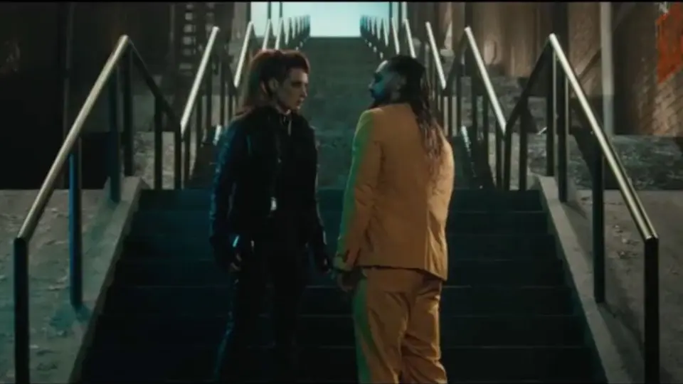 Seth Rollins y Becky Lynch como el Joker y Batman para promo de Wrestlemania