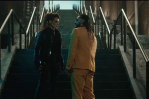 Seth Rollins y Becky Lynch como el Joker y Batman para promo de Wrestlemania