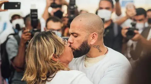 Dani Alves: Su madre dice que "los traidores de Judas" se lo quitaron