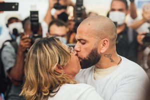 Dani Alves: Su madre dice que "los traidores de Judas" se lo quitaron