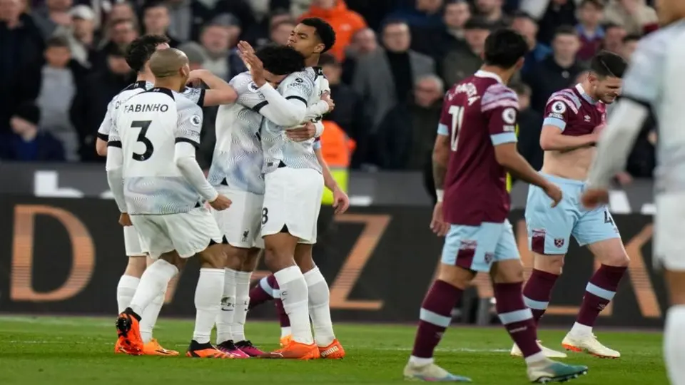 Liverpool vence a West Ham y mantiene viva la esperanza de competencias europeas
