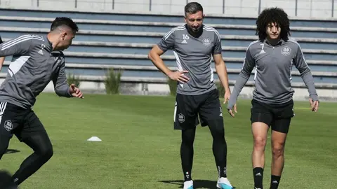 Héctor Herrera regaló máscaras de lucha libre y tacos al pastor a compañeros del Dynamo