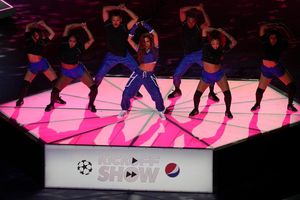 Anitta se luce en el show previo a la Final de la Champions League