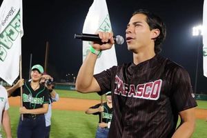 Diego Lainez lanzó la primera pelota con los Olmecas de Tabasco