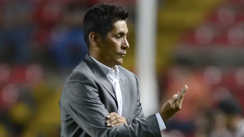 Jorge Campos arrebata mote de 'doctor' a Luis García tras recibir doctorado honoris causa