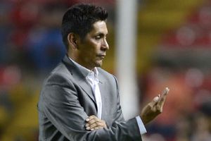 Jorge Campos arrebata mote de 'doctor' a Luis García tras recibir doctorado honoris causa