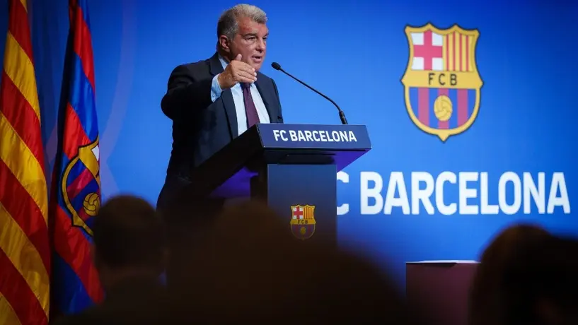 Laporta arrebata celular al estilo Bad Bunny a aficionado que le preguntaba por Messi