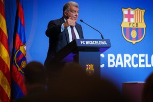 Laporta arrebata celular al estilo Bad Bunny a aficionado que le preguntaba por Messi