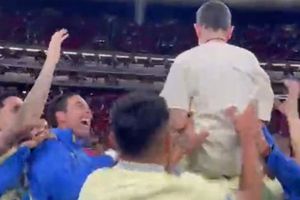 Video: Jugadores del América celebraron triunfo en el Clásico con niño con cáncer