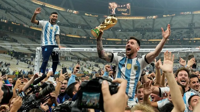 Messi: Durante la Final de Qatar posó con una Copa del Mundo falsa