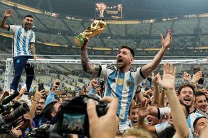 Messi: Durante la Final de Qatar posó con una Copa del Mundo falsa