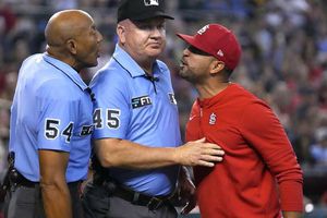 MLB: Grandes Ligas revisa incidente entre umpire y manager de Cardinals