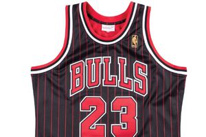 NBA: Mitchell & Ness saca colección de ropa para el Bulls vs Pistons en Francia