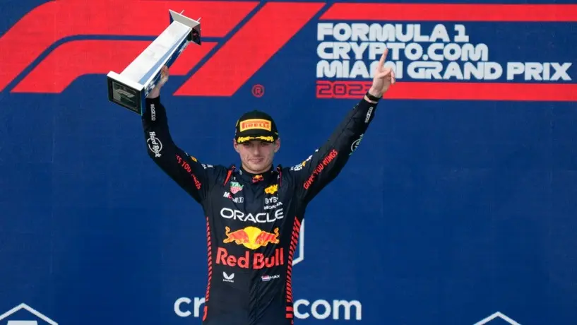 Verstappen deja en claro quién ganó poniendo su casco sobre silla de ganador