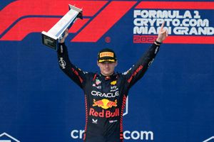 Verstappen deja en claro quién ganó poniendo su casco sobre silla de ganador