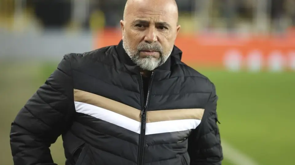 Tecatito Corona se queda sin entrenador; Jorge Sampaoli fue despedido del Sevilla