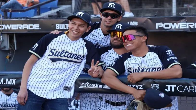 ‘Soldado caído’ lanza la primera bola en partido de los Sultanes de Monterrey