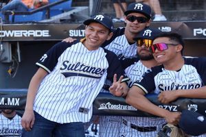 ‘Soldado caído’ lanza la primera bola en partido de los Sultanes de Monterrey