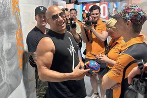 Vin Diesel coqueteó con reportera de Fox Sports previo al Gran Premio de Miami