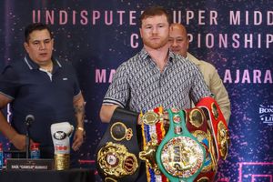 Canelo sobre posible enfrentamiento con Benavidez: "No es mi problema que no tengan nada más de qué hablar"