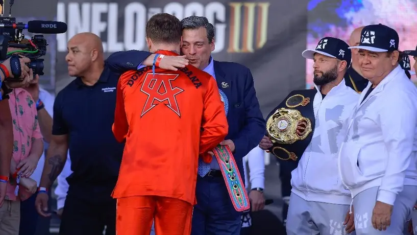 Sulaiman 'ventiló' rival del Canelo: 'Se enfrentará al ganador entre David Benavidez y Caleb Plant'