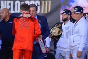 Sulaiman 'ventiló' rival del Canelo: 'Se enfrentará al ganador entre David Benavidez y Caleb Plant'