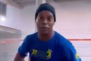 VIDEO: Ronaldinho se luce a sus 43 años en juego de fut-voley