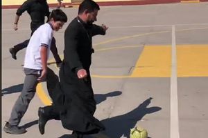 Cura 'emula' a Cristiano Ronaldo en reta de colegio católico