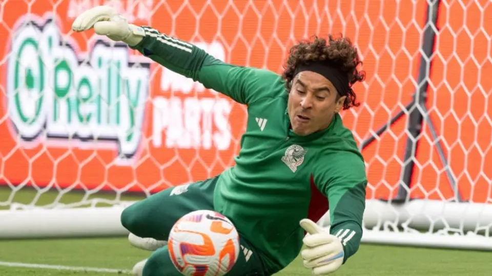 Guillermo Ochoa intercambia jersey con mexicano de los Houston Astros