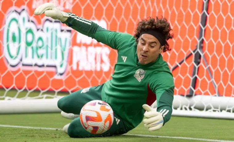Guillermo Ochoa intercambia jersey con mexicano de los Houston Astros