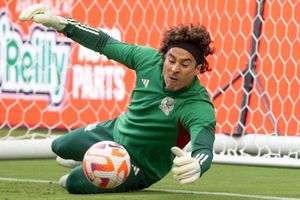 Guillermo Ochoa intercambia jersey con mexicano de los Houston Astros