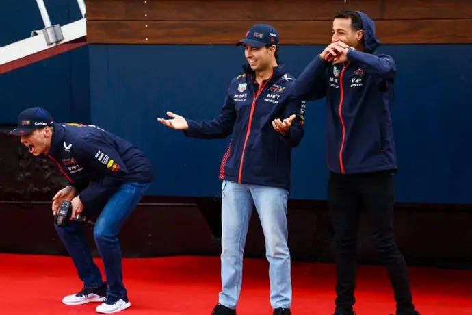 Checo Pérez y Daniel Ricciardo se burlaron de Max Verstappen por su parecido a una caricatura