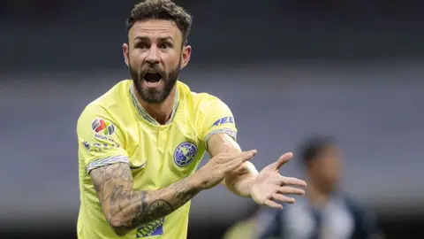 Layún sobre los que se cambian del América a las Chivas: "Tremendos traidores"