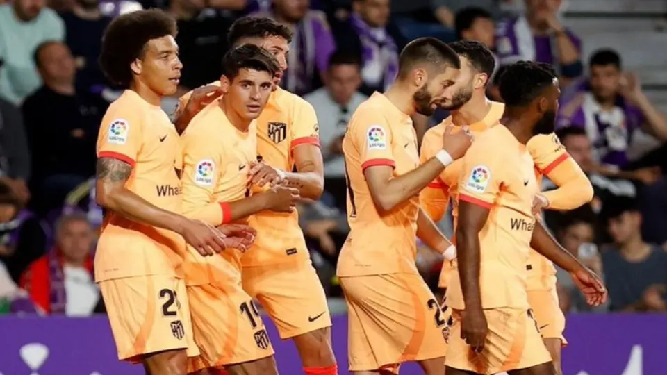 Atlético golea al Valladolid y acecha al Real Madrid por el segundo lugar de La Liga