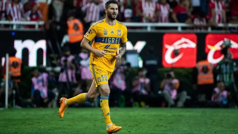 Tigres: Gignac mostró ser un hombre de fe y enterró un rosario en el Akron previo a la Gran Final