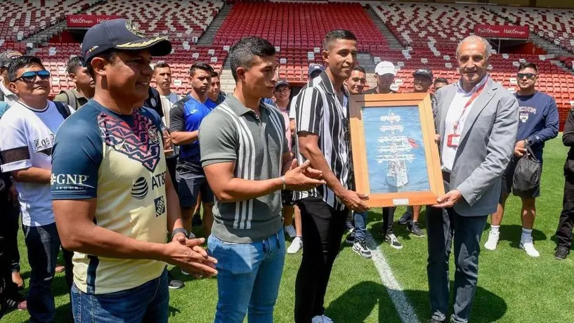 Real Sporting de Gijón recibió a la tripulación del buque mexicano Cuauhtémoc