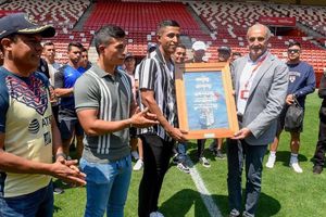 Real Sporting de Gijón recibió a la tripulación del buque mexicano Cuauhtémoc