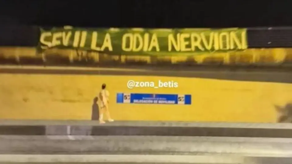 Compañero de Tecatito Corona sufrió un acto de violencia a un día del Derbi Sevillano