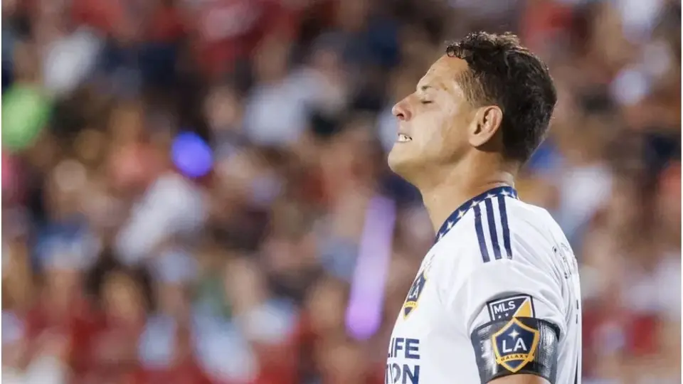 Chicharito Hernández sufrió aparatosa lesión en US Open Cup; salió en camilla