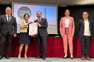 Reconocen a Pedro Rodríguez en París por trabajo sostenible en Atizapán