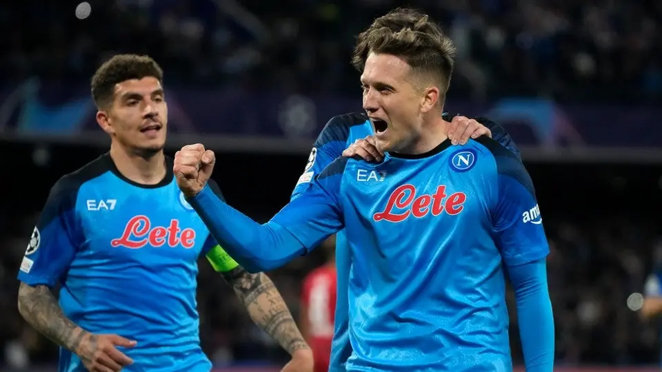 Napoli con Chucky Lozano goleó al Eintracht y califica por primera vez a Cuartos de Champions