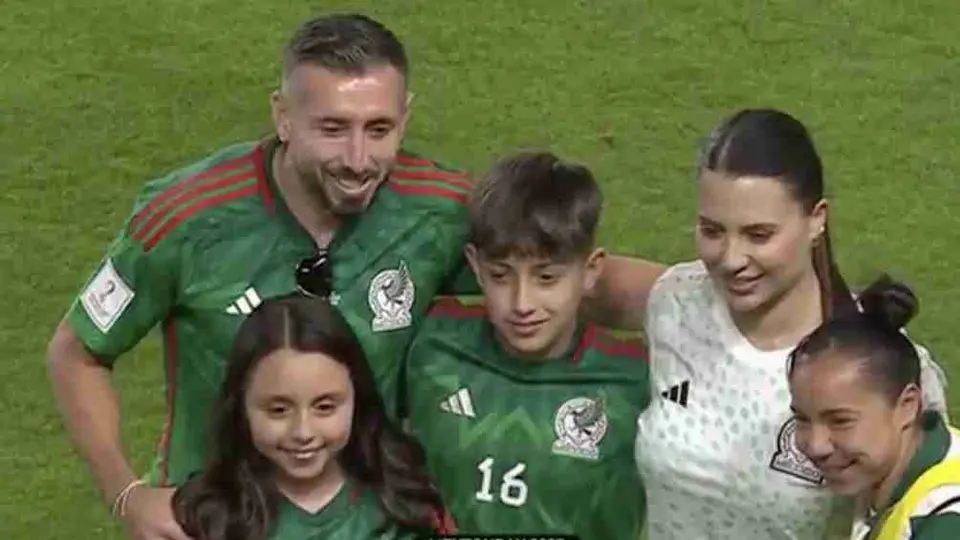 Héctor Herrera le pide foto a Charlyn Corrral tras triunfo del Tricolor Femenil